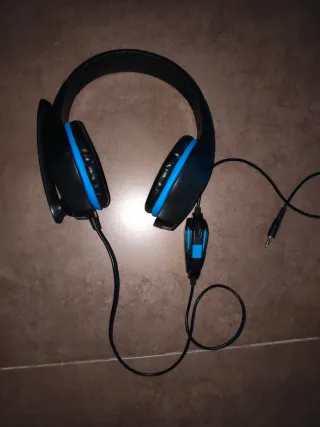 PS4 500GB + 2 controller + 4 giochi + Cuffie