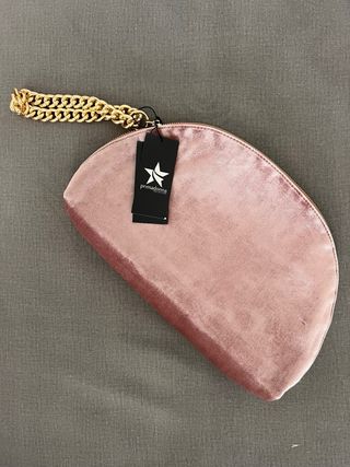 Bolso de terciopelo rosa con cadena dorada
