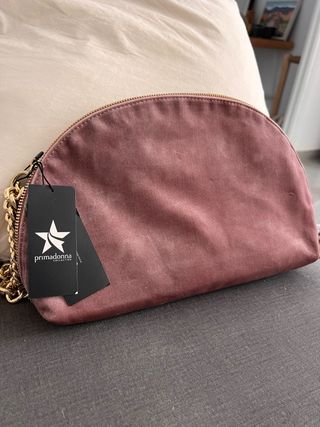 Bolso de terciopelo rosa con cadena dorada