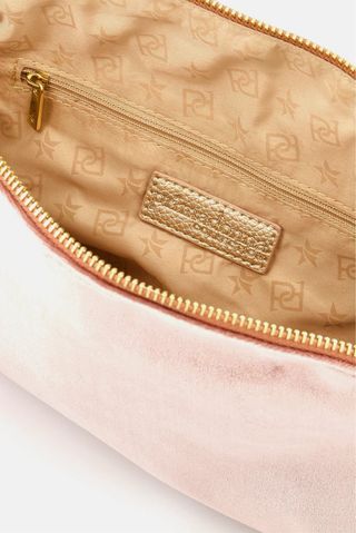 Bolso de terciopelo rosa con cadena dorada