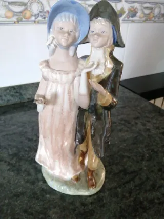Figura de pareja de cerámica