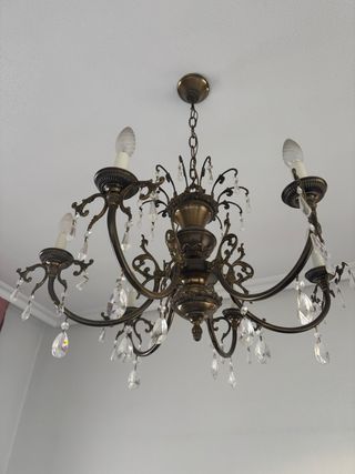 Lámpara de metal y cristal dorada