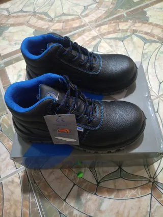Botas de seguridad  industrial negras y azules