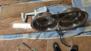 Marmol y fregadero doble de acero inoxidable grifo