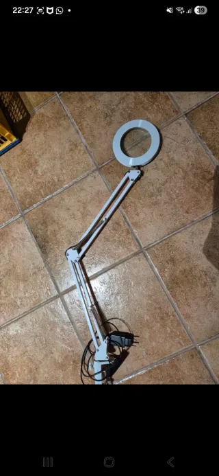 Lámpara lupa de mesa plateada y blanca