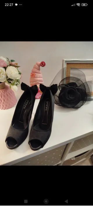 Zapatos tacón negros y tocado