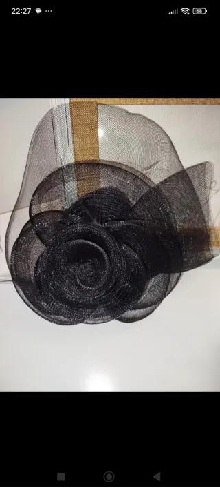 Zapatos tacón negros y tocado