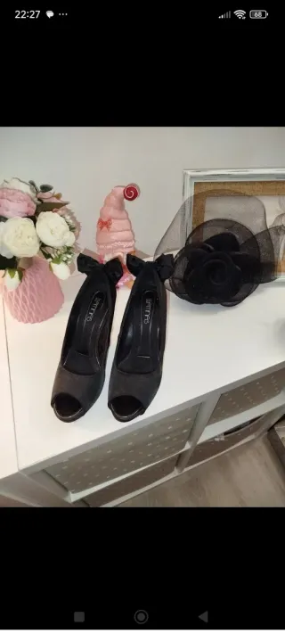 Zapatos tacón negros y tocado