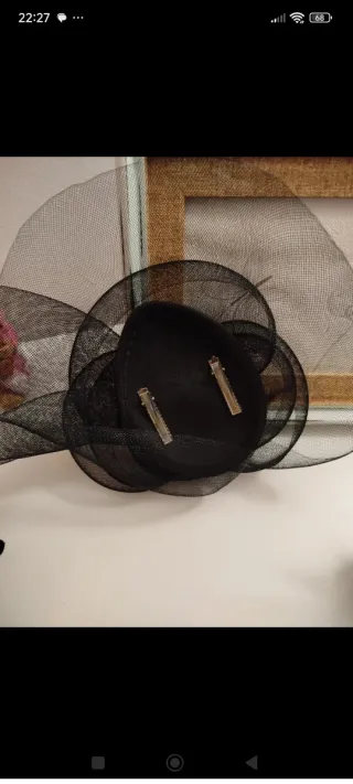 Zapatos tacón negros y tocado