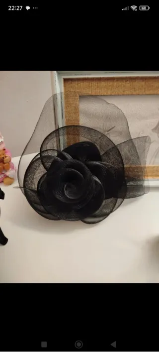 Zapatos tacón negros y tocado