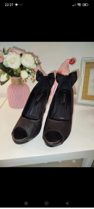 Zapatos tacón negros y tocado