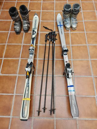 Esquís, botas y palos de esquí