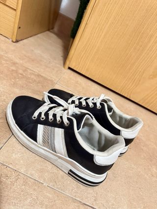 Zapatillas deportivas negras y blancas
