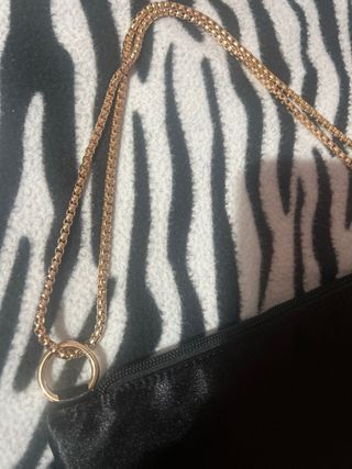 Bolso negro con cadena dorada (no tiene marca)