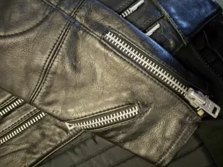 Chaqueta motera piel negra para mujer.