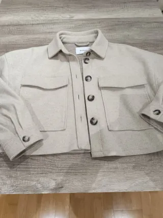 Chaqueta Stradivarius paño beige