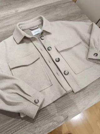 Chaqueta Stradivarius paño beige