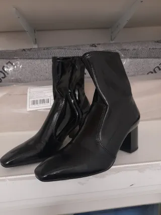 Botín charol negro tacón cuadrado