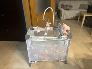 Cuna de muñecas bebé con trona para comer.