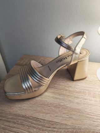 Sandalia Patricia Miller de piel dorada. Talla 39.