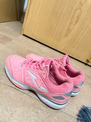 Zapatillas deportivas rosas y plateadas