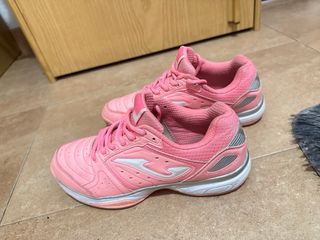 Zapatillas deportivas rosas y plateadas