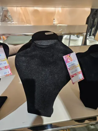 Exhibidor negro de terciopelo para collares.