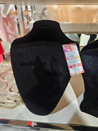 Exhibidor negro de terciopelo para collares.