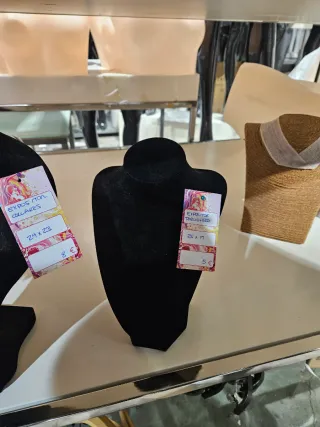 Exhibidor negro de terciopelo para collares.