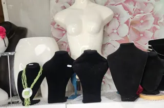 Exhibidor negro de terciopelo para collares.