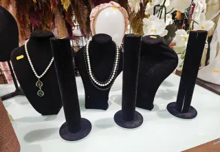 Exhibidor negro de terciopelo para collares.