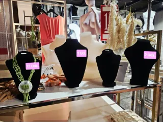 Exhibidor negro de terciopelo para collares.