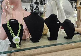 Exhibidor negro de terciopelo para collares.