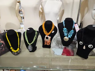 Exhibidor negro de terciopelo para collares.