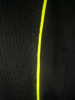 Mallas deportivas negras con detalles amarillos