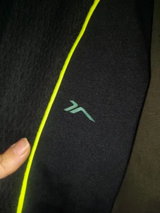 Mallas deportivas negras con detalles amarillos