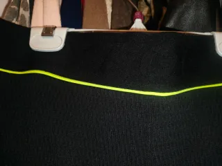 Mallas deportivas negras con detalles amarillos