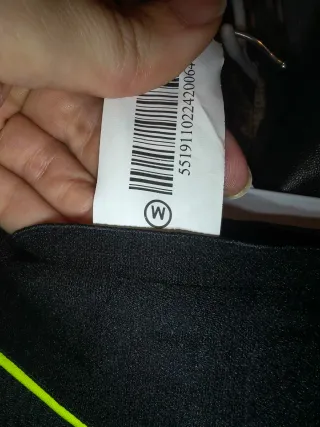 Mallas deportivas negras con detalles amarillos