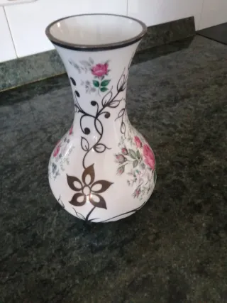 Florero de porcelana con flores rosas