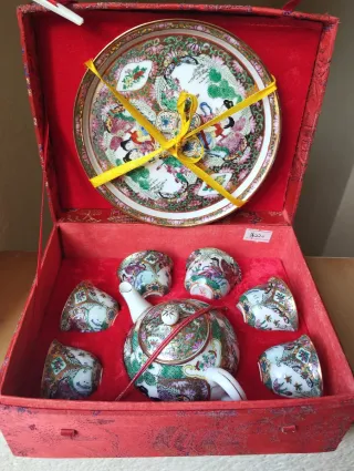 Teiera e tazze in porcellana cinese