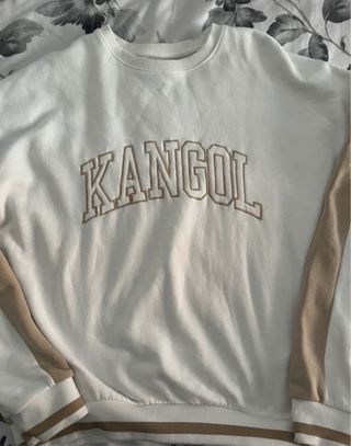 sudadera blanca de kangol y pull&bear