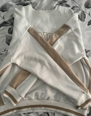 sudadera blanca de kangol y pull&bear