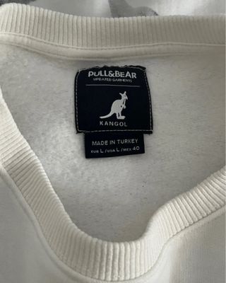 sudadera blanca de kangol y pull&bear