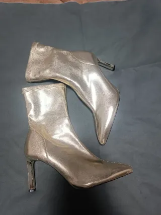 Botines dorados Stradivarius talla 38