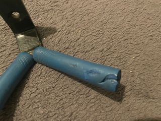 Dos colgadores de pared para guitarra o bajo