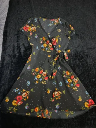 Vestido de verano floral  tópitos blancos y negro.