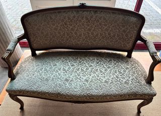 Divanetto imbottito stile Liberty