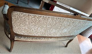 Divanetto imbottito stile Liberty