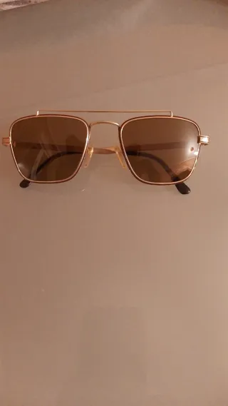 Gafas de sol estilo aviador retro. Años 70