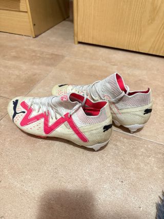 Botas de fútbol Puma blancas y rosas